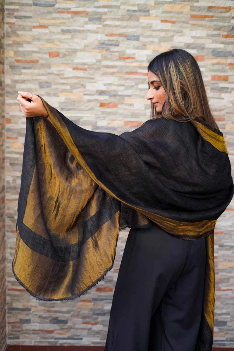 Zari-Revrsible-Shawl-Black-2_3089e405-3cf7-4cf8-844c-9839720186a0